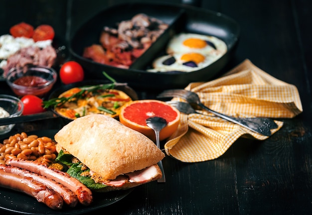 Frühstück auf einem schwarzen Holztisch im rustikalen Stil