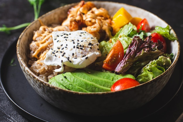 Frühstück auf einem Teller Eier mit Avocado und Salat