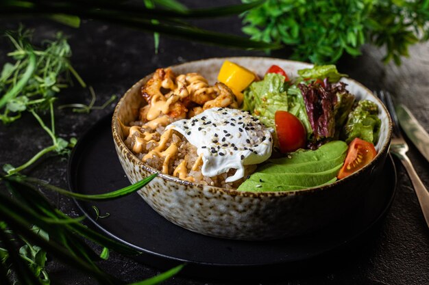 Foto frühstück auf einem teller eier mit avocado und salat