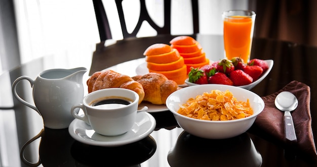 Frühstück auf einem Tisch in einem Hotelzimmer