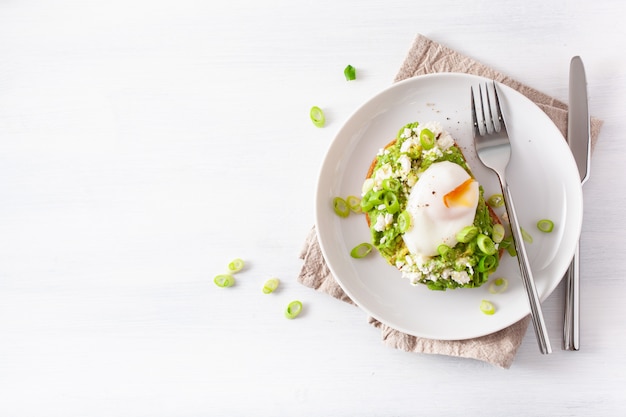 Frühstück Avocado-Sandwich mit pochiertem Ei und Feta-Käse