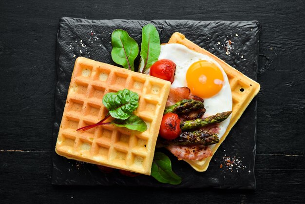 Frühstück Belgische Waffeln mit Ei, Spargel und Speck Gesundes Essen Draufsicht Freier Platz für Ihren Text