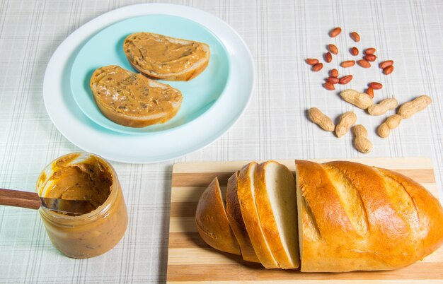 Frühstück, Brot, Erdnussbutter-Sandwiches. Sandwich mit Erdnussbutter - Essen und Trinken