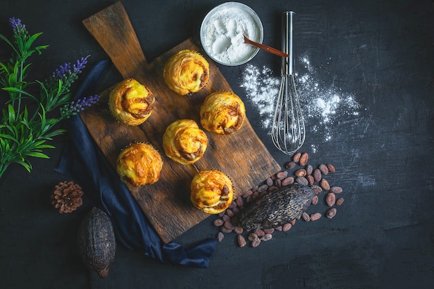 Frühstück, Brot und Zutaten auf schwarzem Hintergrund