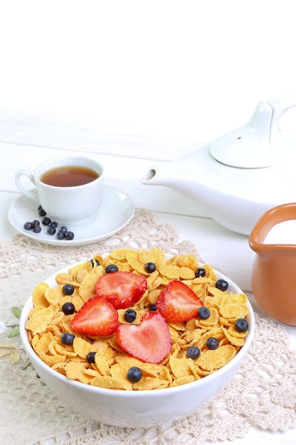 Frühstück - Cornflakes mit Milch, Erdbeeren und Blaubeeren