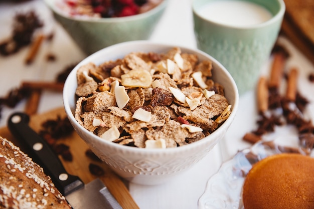 Frühstück Dekoration mit Schüssel Müsli