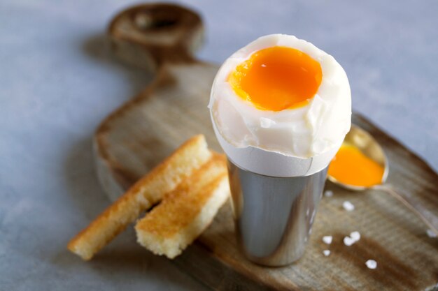 Frühstück. Eier auf einem grauen Hintergrund weich gekocht.