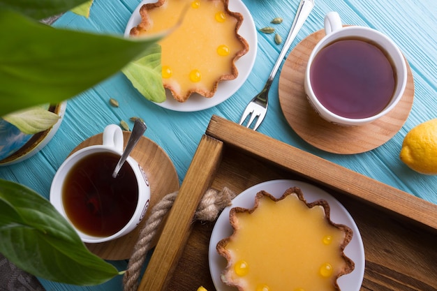 Frühstück - ein Tablett mit Zitronenkuchen und Kaffee