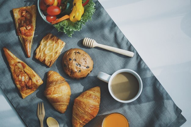 Frühstück essen Draufsicht mit Kaffee