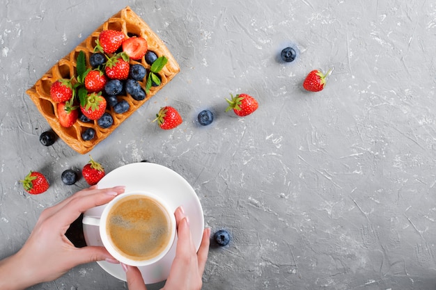 Frühstück, frisches Gebäck, Kuchen mit Erdbeeren und Blaubeeren.