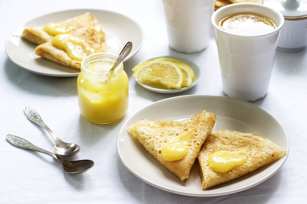 Frühstück für zwei Personen mit Pfannkuchen, Zitronencreme und Tee. Frühstück am Valentinstag.