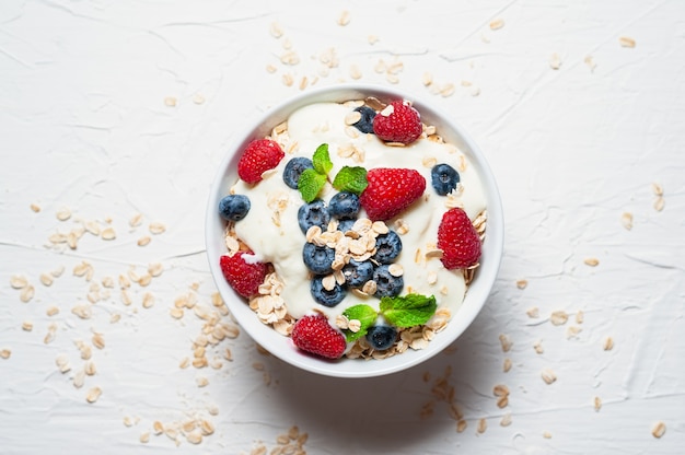 Frühstück, Hafermehl mit Blaubeere und Himbeere auf weißer Schüssel morgens.