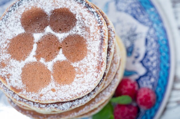 Frühstück: hausgemachte Pfannkuchen mit Himbeere.