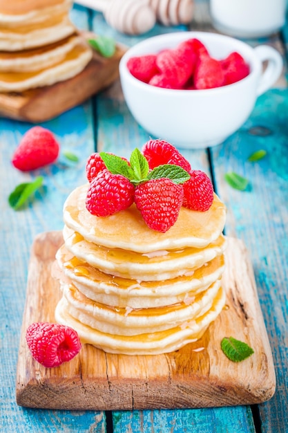 Frühstück hausgemachte Pfannkuchen mit Honig und Himbeere