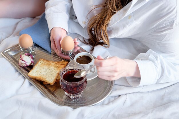 Frühstück im Bett im Hotel.