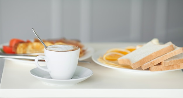 Frühstück im Bett im Hotelzimmer. Unterkunft.