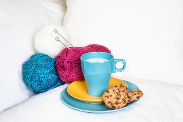 Frühstück im Bett mit Schokoladenkeksen und Milch