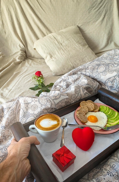 Foto frühstück im bett und überraschungen zum valentinstag