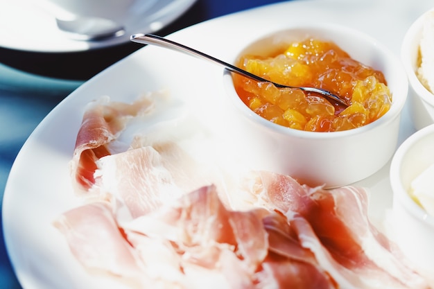 Frühstück im Freien im Sommer Schinkenmarmelade Butter und Schinken