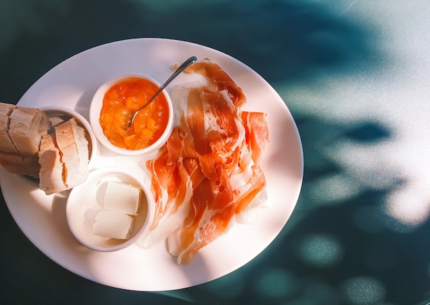 Frühstück im Freien im Sommer Schinkenmarmelade Butter und Schinken