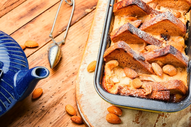 Frühstück im Stil von French Toast auf Holztisch