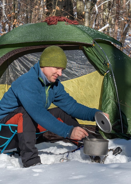 Frühstück im Wald im Winter