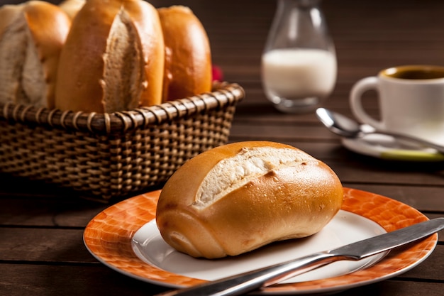 Frühstück in Brasilien mit traditionellem französischem Brot, traditionelles Brot in Brasilien.