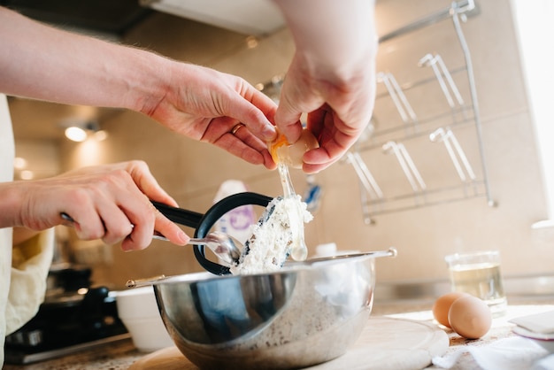 Frühstück in der Küche kochen