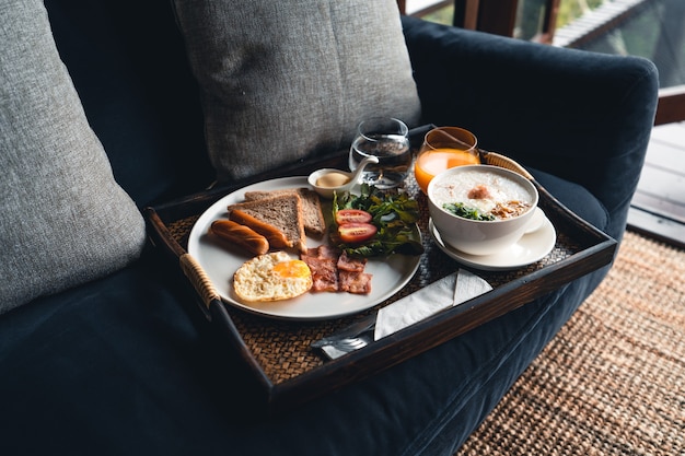 Frühstück in einem Tablett im Hotel, mein Frühstück