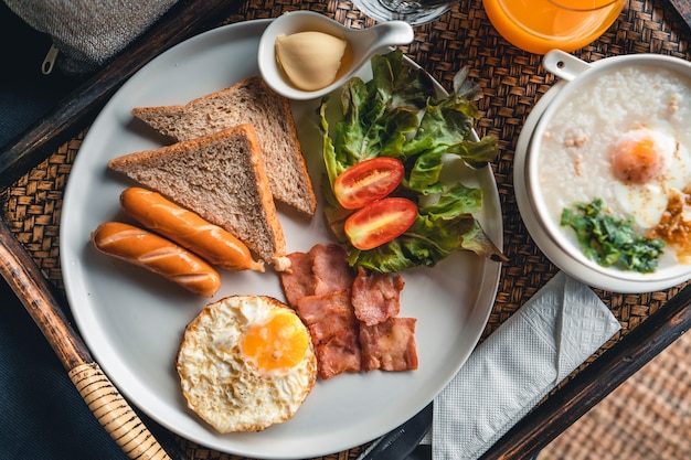 Frühstück in einem Tablett im Hotel, mein Frühstück