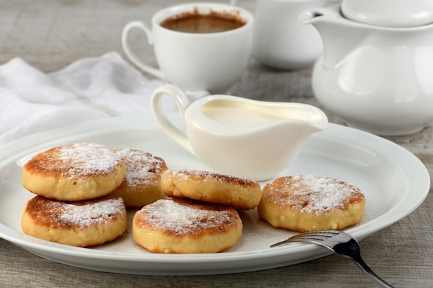 Frühstück. Käsepfannkuchen mit saurer Sahne