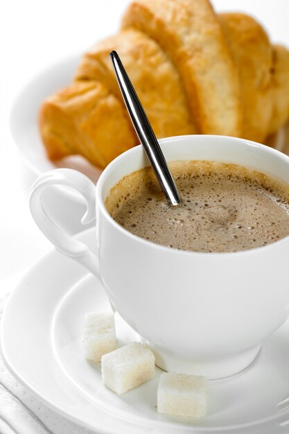 Frühstück.Kaffee in einer Tasse auf einem weißen Hintergrund