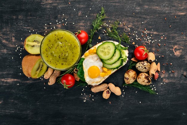 Frühstück Kiwi und Burger-Käse mit Wachteleiern und Gemüse Auf einem hölzernen Hintergrund Ansicht von oben Kopieren Sie Platz