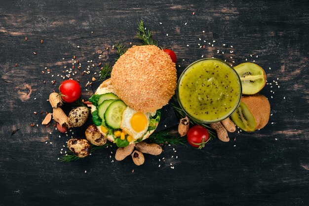 Frühstück Kiwi und Burger-Käse mit Wachteleiern und Gemüse Auf einem hölzernen Hintergrund Ansicht von oben Kopieren Sie Platz