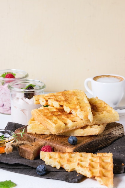 Frühstück mit belgischen Waffeln