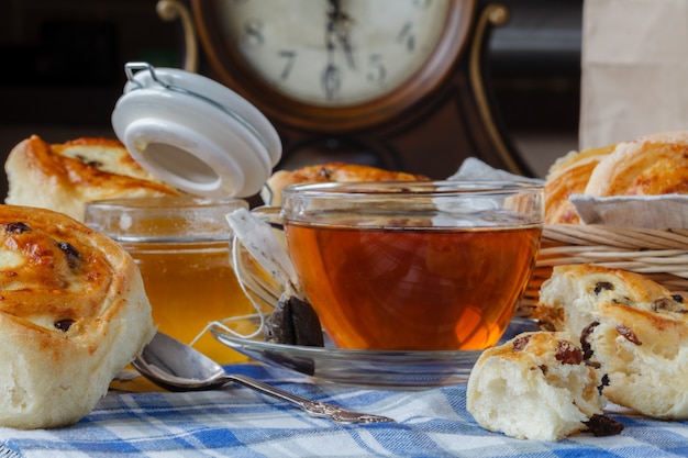 Frühstück mit Brötchen mit Rosinen und Quarkfüllung