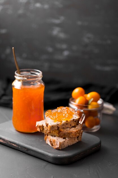 Frühstück mit Brot und Marmelade im Glas