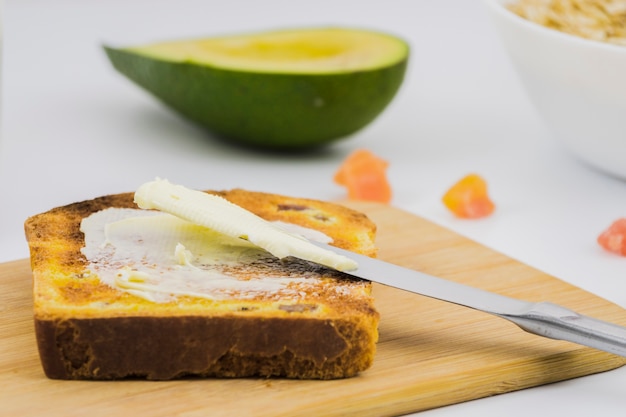 Frühstück mit Brotscheiben und Butter