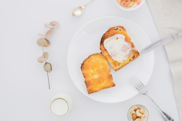 Frühstück mit Brotscheiben und Butter