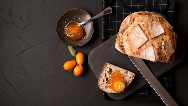 Frühstück mit Brotscheiben und Marmelade flach liegen