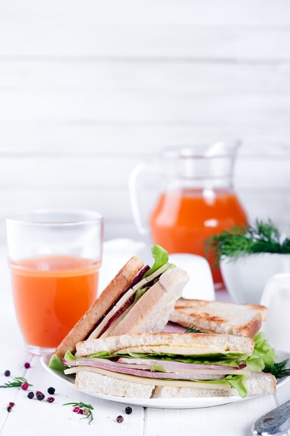 Frühstück mit Club Sandwich und Saft