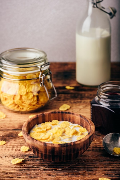 Frühstück mit Cornflakes Milch und Marmelade