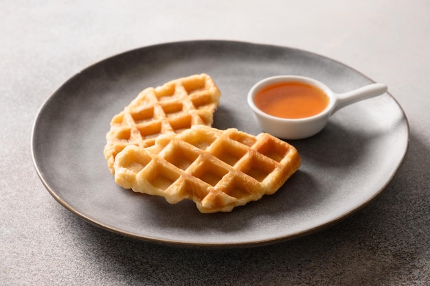 Frühstück mit croffles auf grauem Hintergrund Croissant als Waffel