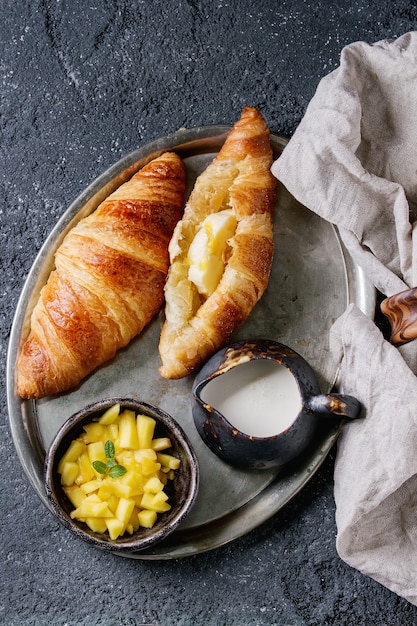 Frühstück mit Croissant- und Mangofrucht