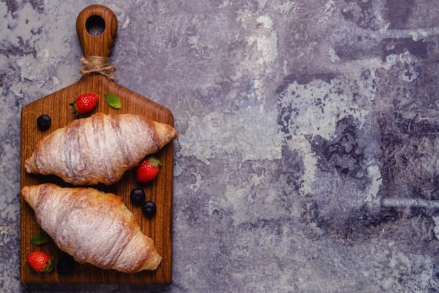 Frühstück mit Croissants und frischen Früchten, Ansicht von oben.