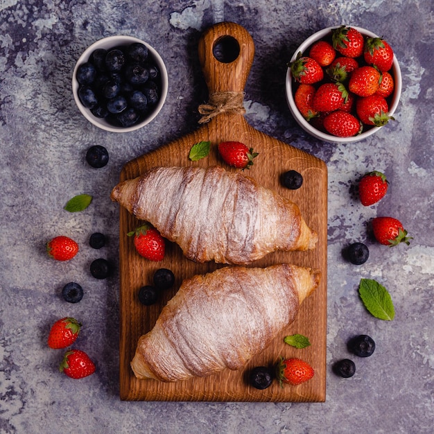 Frühstück mit Croissants und frischen Früchten, Ansicht von oben.