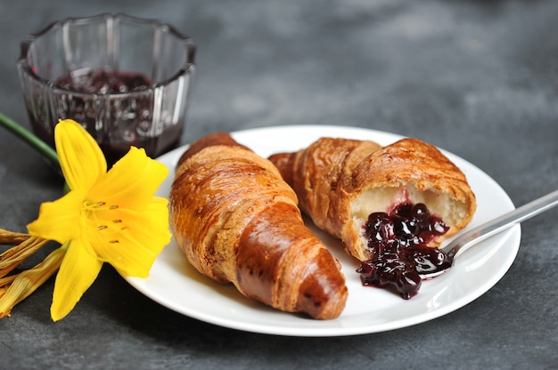 Frühstück mit Croissants und Lily