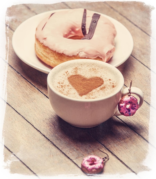 Frühstück mit Donuts und Kaffee