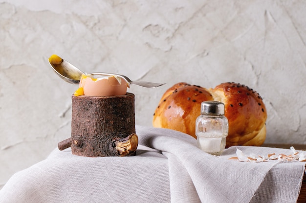 Frühstück mit Ei und Brot