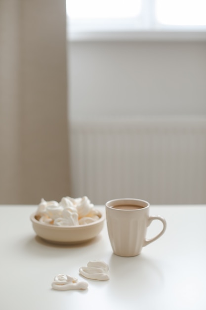 Frühstück mit einer Tasse Kaffee auf einer weißen Tischplatte mit Blick auf die flache Lay